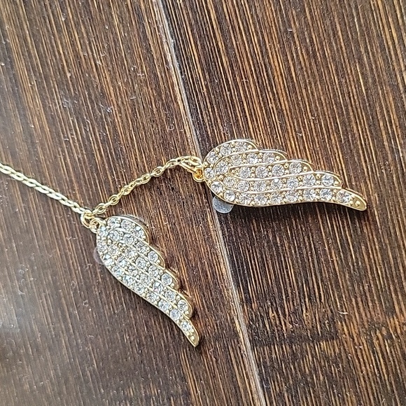 NWOT Angel wings necklace - Picture 3 of 6